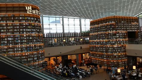 This Giant Library Is Inside A Mall Find Out How Big Is The Starfield
