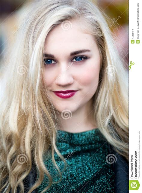 Portret Van Een Mooie Blonde Blauwe Eyed Tiener In Groen Aan Stock Afbeelding Image Of