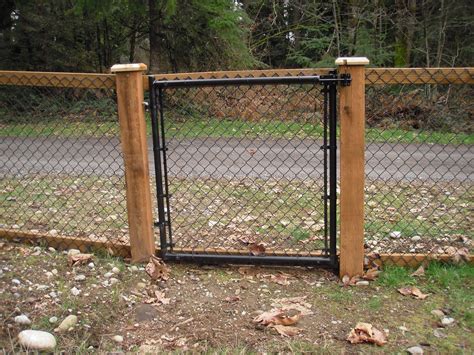 Chain Link Fence With Cedar Wood Trim Black Chain Link Fence Diy