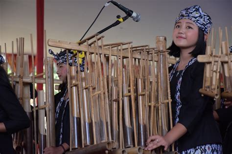Angklung Alat Musik Khas Sunda Yang Mendunia Nasional Katadata Co Id