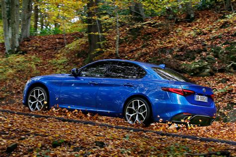 Il marchio alfa romeo, a 110 anni dalla fondazione, rinnova il proprio mito con un ritorno alle origini, facendo risorgere una delle leggende dell'automobilismo e una pietra miliare della. 2017 Alfa Romeo Giulia Veloce review | Autocar