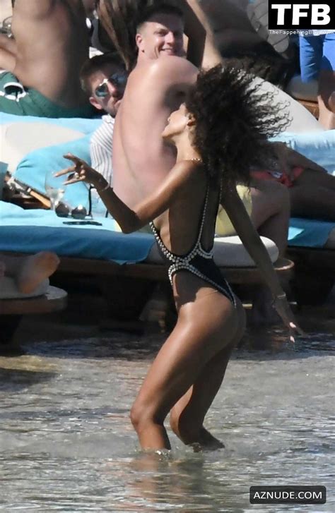 Jessica Aidi Sexy Seen Flaunting Her Hot Ass At The Beach In Mykonos