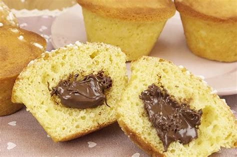 Muffins cuor di nutella, pochi semplici ingredienti per preparare dei dolcetti golosissimi!! Muffin alla nutella: la ricetta per farli morbidi e golosi