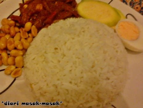 Nasi lemak yang berasal dari negara ini dah lama dikenali sebagai hidangan kebangsaan di malaysia. Diari Masak-Masak: Nasi Lemak Kukus