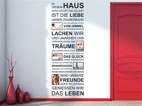 Die schrift ist weiß und im offsetdruck aufgebracht. Wandtattoo In diesem Haus wird gelebt und geliebt mit ...