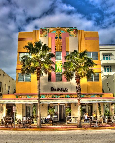 Realpalmtrees Washingtonia Robusta In Miami Beach Paradise Art Deco Facade On Miami Beach