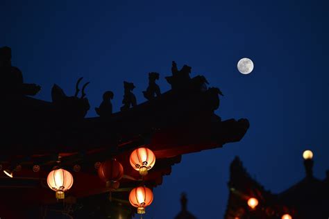 There are two different definitions for a blue moon. Rare Blue Moon Will Be Visible In UK Tonight - LADbible