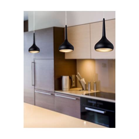 Les luminaires de cuisine modernes n'ont pas de mal à trouver leur place dans toutes nos cuisines par leur originalité et leur divers look tout aussi tendance les uns que les autres. Suspension design noire LED parfaite au-dessus d'un bar.