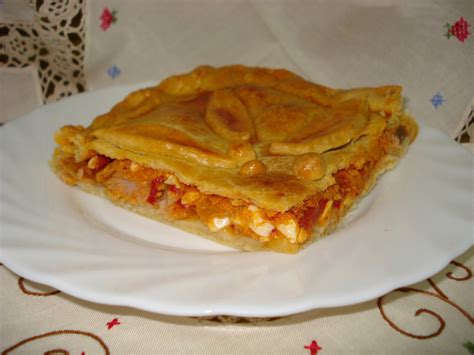 Si os gusta mucho el atún podéis. Mmm qué delicia!!: EMPANADA DE PISTO Y ATÚN