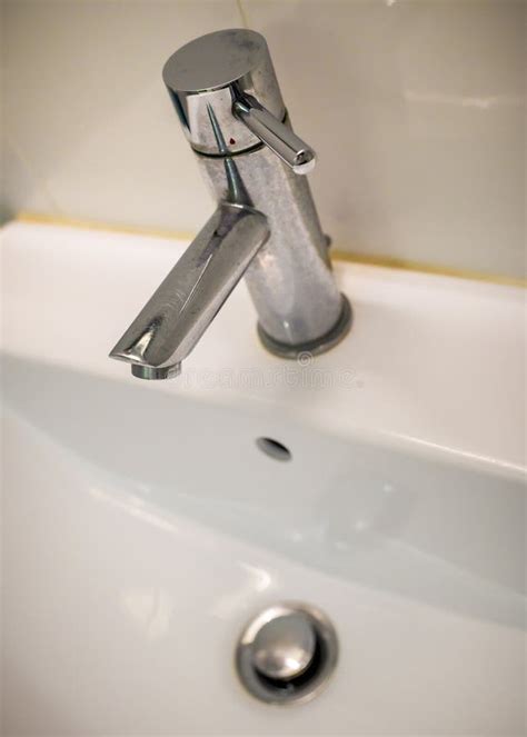 Metalen Kraan Op Een Gootsteen Van Hdb Bto Appartemententoilet Stock Foto Image Of Lever