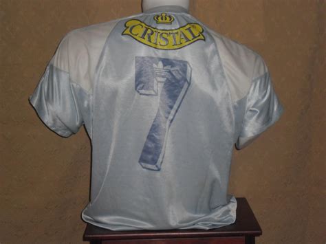 La opción titular destaca por un vívido tono celeste que se adecua a la promesa de su lema. Deportes Iquique Home Camiseta de Fútbol 1994 - 1995.