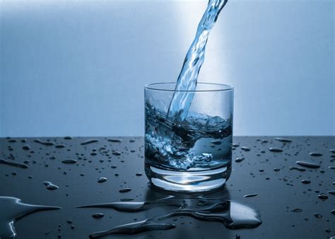 Nie tylko picie wody nawadnia organizm Ile płynów dziennie należy