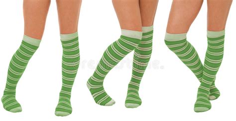 paires de pattes de femmes dans les chaussettes vertes photo stock image du attrayant