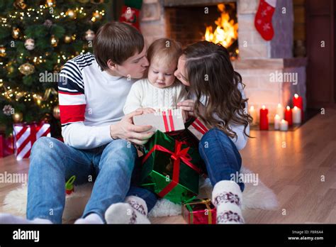 Felices Padres Besos Pequeño Hijo Y Dar Regalos En Navidad Y Año Nuevo