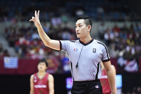 Bリーグの審判になるには、 jba公認ライセンスを取得する必要 があります。 jba公認ライセンスとはランクに合わせて、最も高いs級からa、ｂ、c、d、eがあり (eが最も低い)、s級の審判とa級の認められた1部の審判しかbリーグで笛を吹くことはできません。 加藤誉樹（審判）が4年連続で最優秀審判賞に輝く｜2019-20年B ...