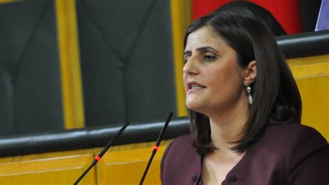 Dirayet dilan taşdemir, yusuf ve nigar çiftinin çocukları olarak 18 nisan 1982 tarihinde ağrı'da dünyaya gelmiştir. HDP'li Taşdemir gözaltında işkenceyi Meclis'e taşıdı ...