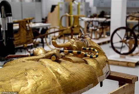 3300 Years Old King Tuts Golden Coffin Removed From Tomb For The First Timepic Education