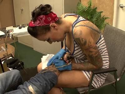 Eine Fette Mit Tattoos Wird Im Lager Gefickt Telegraph