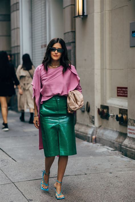 Contohnya adalah warna hijau dan kuning. Tips Padu-padan Warna Hijau Emerald, Biar Glamor!