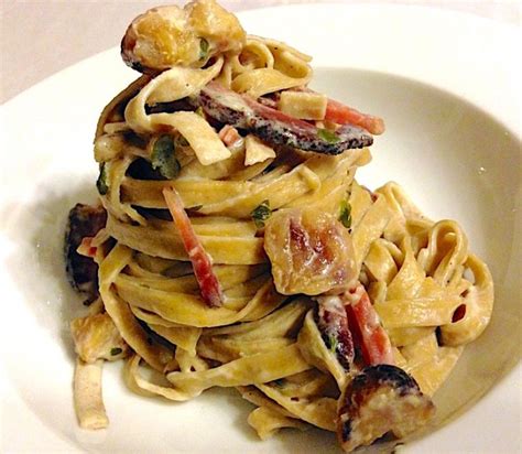 It derives originally from the olde french word 'castanh', itself from the latin (roman) 'castanea' and translates as 'chestnut'. Ricetta Fettuccine castagne e speck