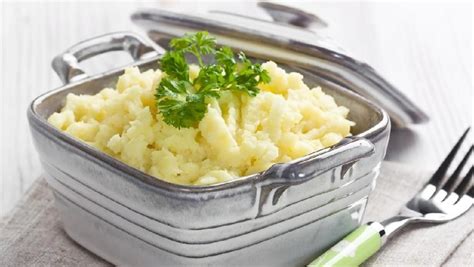 Satu gelas susu mengandung 8 gram protein, sedangkan di dalam 100 gram keju terdapat sekitar 20 gram. Resep MPASI Anak: Bubur Kentang Panggang Keju yang Lezat
