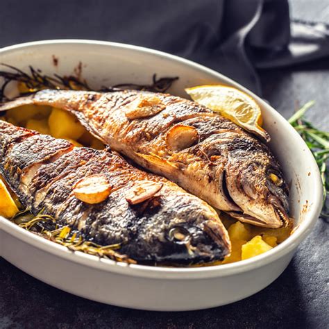 They migrate offshore and south in the fall, returning north and inshore to coastal areas. Lubina al horno con limón