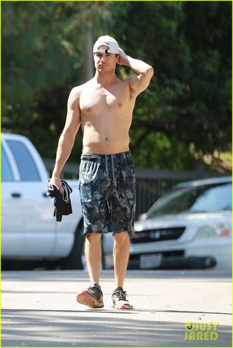 Alexis Superfan S Shirtless Male Celebs Robbie Amell Shirtless Hike