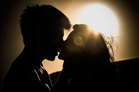 картинки силуэт человек легкий Солнечный лучик люблю поцелуй пара Романтика Темнота