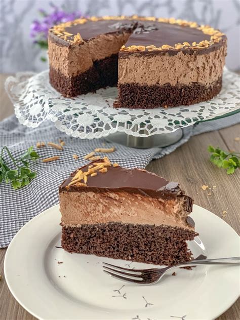 70%) 4 sehr frische eigelb 40 g puderzucker 2 sehr frische eiweiß 20 g zucker 300 g sahne die schokolade hacken und im wasserbad schmelzen. Mousse au chocolat Torte | Mousse au chocolat torte ...