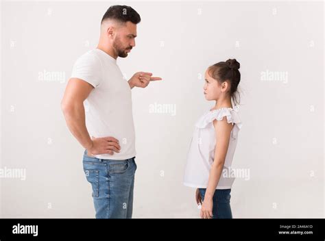 Enojado El Padre Apuntando Con Su Hija Y Dando Lección A Ella