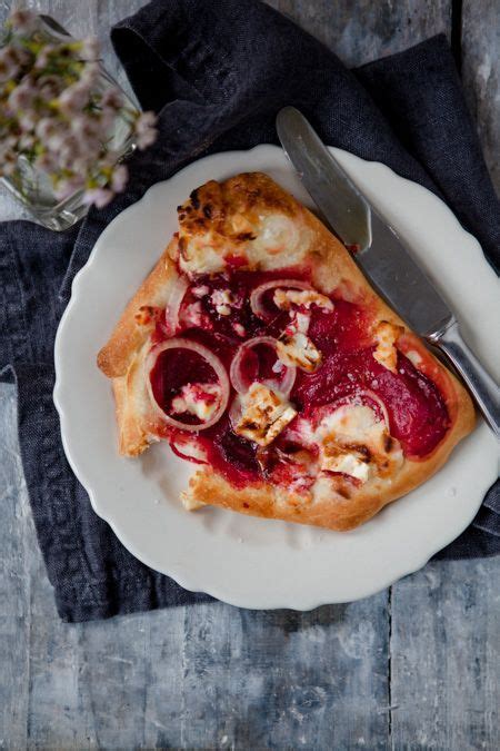 Rote Bete Pizza mit Ziegenkäse und Honig