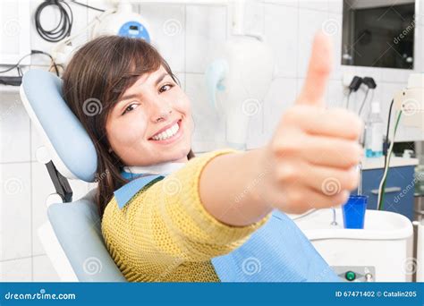 Patient De Sourire De Femme Montrant Comme Dans Le Bureau De Dentiste