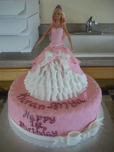The beautiful and attractive barbie doll is dearly adored by little girls. Sprinklebelle: Barbie Birthday Cake