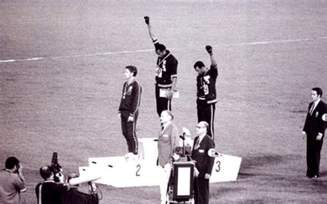 Pochi giorni prima della cerimonia di apertura, l'esercito messicano aveva represso nel sangue la protesta studentesca. La foto iconica delle Olimpiadi del 1968, Black Power ...