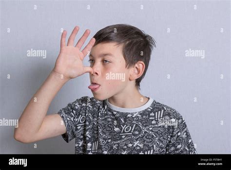 Junge Mit Seiner Zunge Heraus Fotos Und Bildmaterial In Hoher Auflösung Alamy
