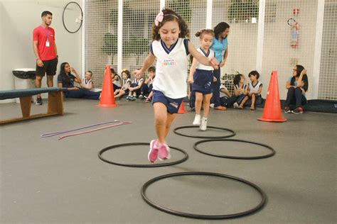 educação física praticando saltos escola espaço educar