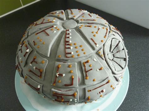 Here's something fun john and i've been meaning to build for a while now: EineNachteuleReist: Death Star Cake - Todesstern-Kuchen