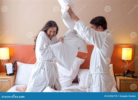 Szczęśliwa Para Ma Poduszki Walkę W Pokoju Hotelowym Zdjęcie Stock Obraz złożonej z samiec
