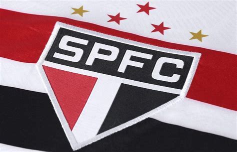 O escudo foi desenhado para um concurso interno pelo estilista alemão walter ostrich (popularmente conhecido como oliver), com a colaboração de um dos fundadores do clube, firmiano de morais. escudo camisa | São paulo futebol clube, São paulo futebol ...