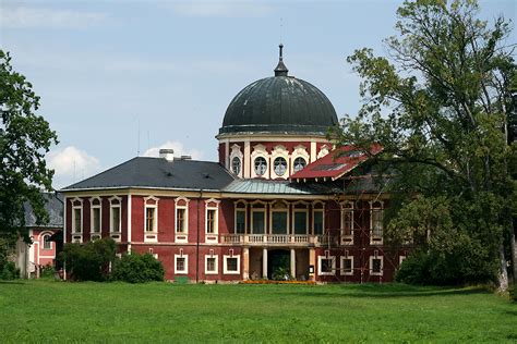 Je vrcholně barokní stavbou, jejíž založení se dokládá k roku 1704. zámek Veltrusy