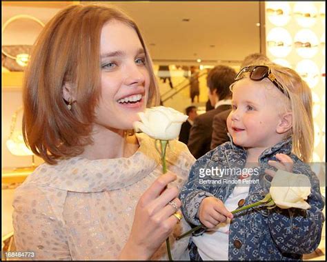 Natalia Vodianova And Daughter Photos Et Images De Collection Getty Images