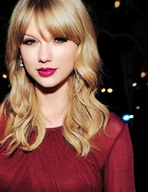 Taylor Wears Red So Greatly She Is Awesome Cant Wait For Some New