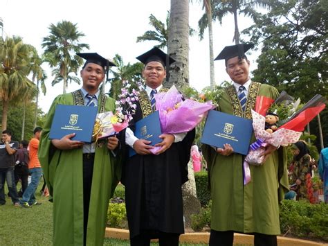 Pada daerah tekak, yaitu di langit langit mulut bagian belakang terdapat anak tekak. Jeritan Anak Tekak: Menjiwai Apa Itu Konvokesyen