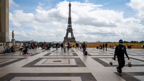 Paris Les Touristes Sont De Retour Dans La Capitale