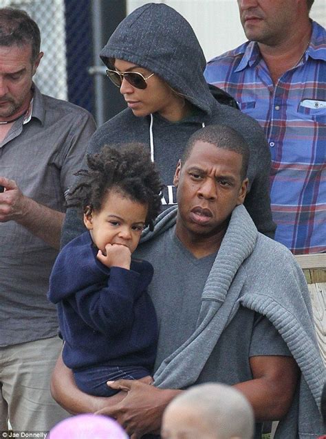 Beyonce And Jay Z Take Daughter Blue Ivy For A Sea Side Stroll Beyonce And Jay Beyonce And