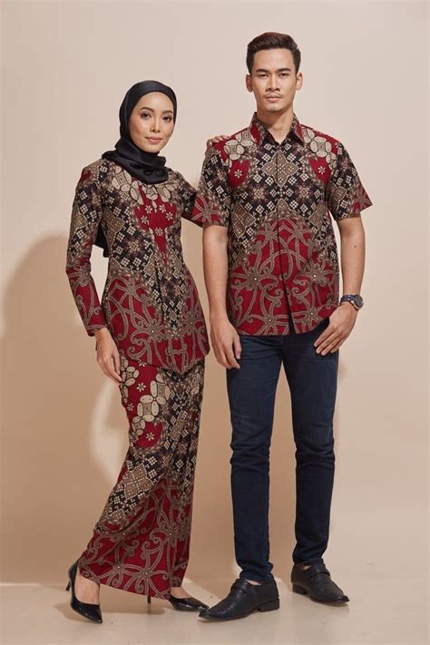 Biasanya kebaya ini terbuat dari kain beludru atau brukat dengan kemben di bagian dalam. Model Baju Batik Jawa Couple di 2020 | Model pakaian ...
