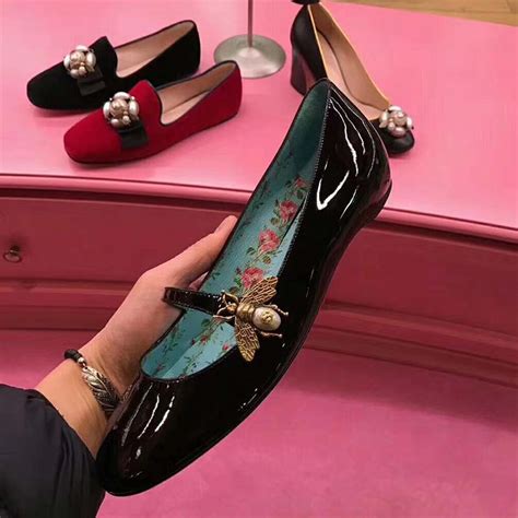 They can fly up and they can fly down. Gucci Women Shoes Patent Leather Ballet Flat with Bee 10mm ...