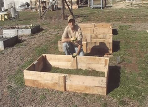 Then using the 2x4s from the pallets we cut pieces that were. How To Build A Raised Garden Bed From Pallet Wood ...