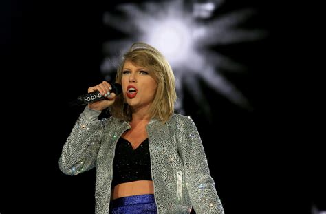 At Rock In Rio Usa Taylor Swift Flexes A Fierce New Attitude La Times