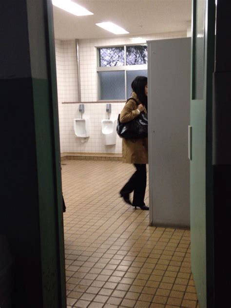 波音 On Twitter 入学式の手伝いをしてきました 校舎の男性用トイレが女性用になっていました。 なので